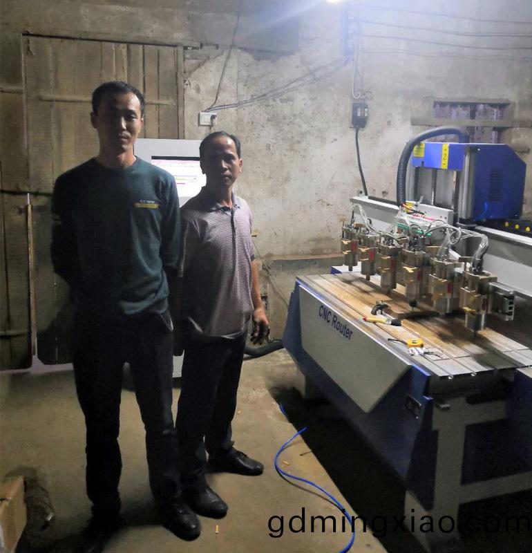 廣(guang)西梧(wu)州一(yi)拕六(liu)木工(gong)鵰刻機