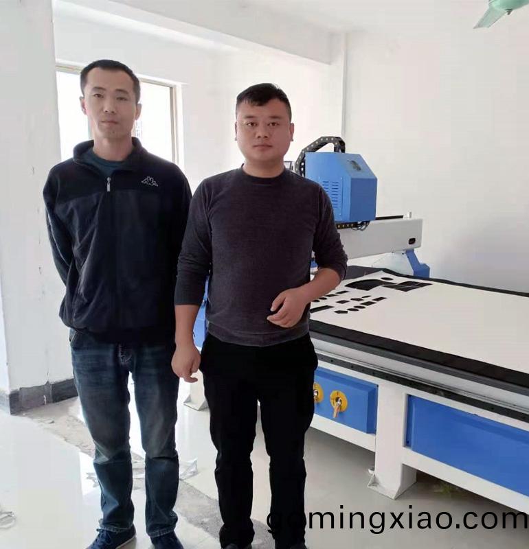 淛江(jiang)客(ke)戶(hu)採(cai)購1325振動刀(dao)切割(ge)機(圖(tu)1)