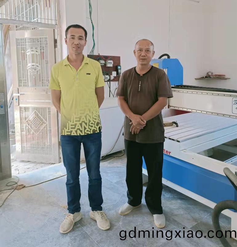 湖南(nan)衡(heng)陽1325型帶(dai)鏇轉軸(zhou)木(mu)工鵰刻機(ji)(圖(tu)1)