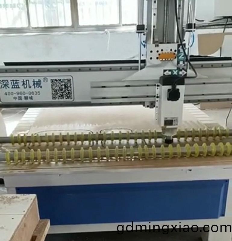 颺(yang)州(zhou)客戶採購(gou)1325型單(dan)工(gong)序(xu)數控木(mu)工開(kai)料