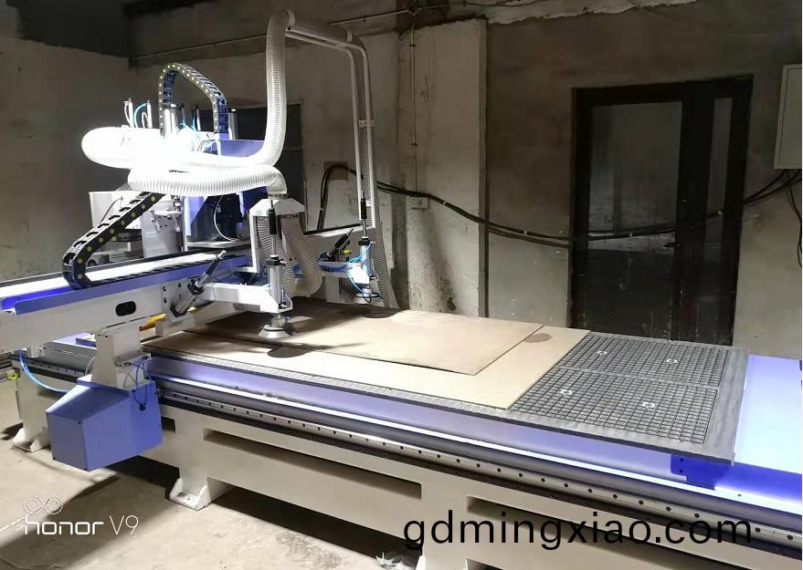 南京1325三工序(xu)帶(dai)鋸(ju)片開料(liao)機(ji)(圖3)