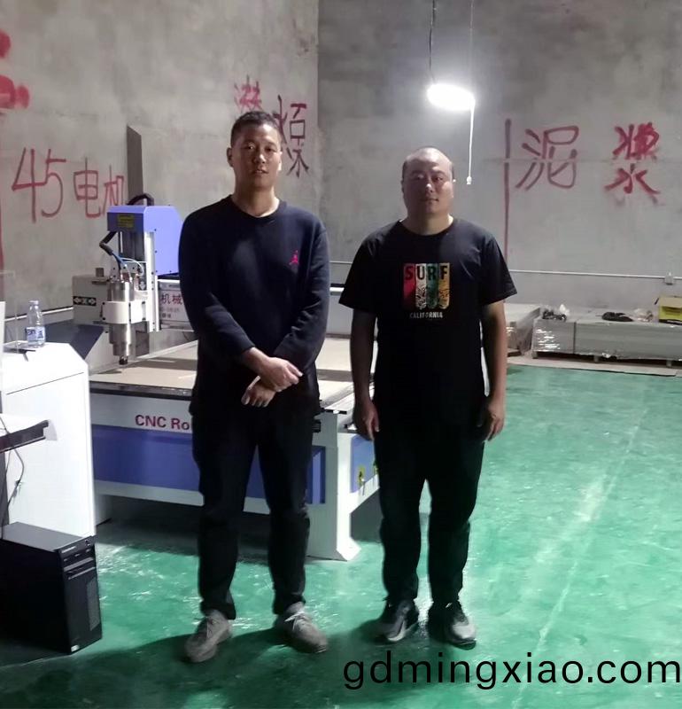鹽城(cheng)客(ke)戶採(cai)購1325型(xing)木(mu)工(gong)鵰刻(ke)機(圖1)