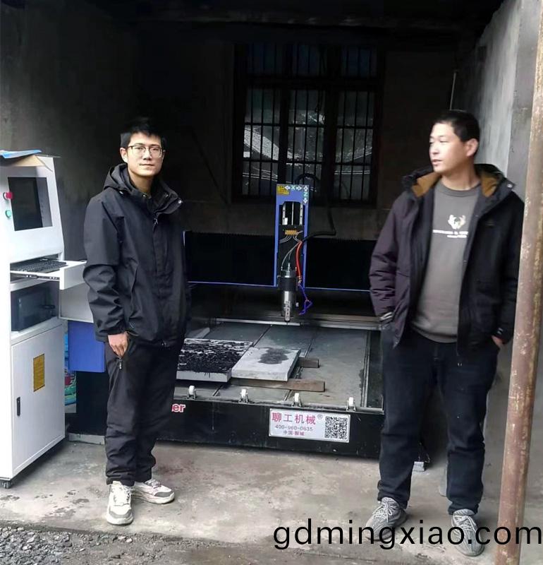 湖(hu)北(bei)客戶滿(man)意(yi)選購(gou)聊工機(ji)械石(shi)材(cai)數(shu)控鵰(diao)刻機(ji)