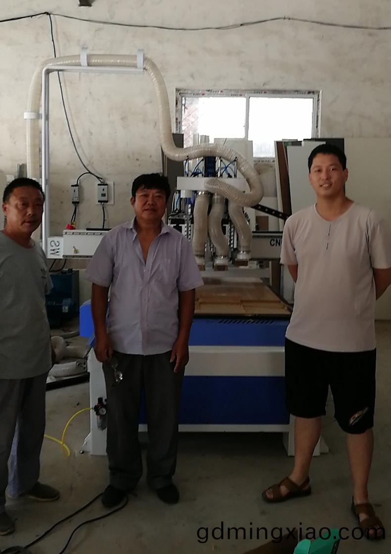 檯前(qian)客戶四(si)工(gong)序開料機(圖1)