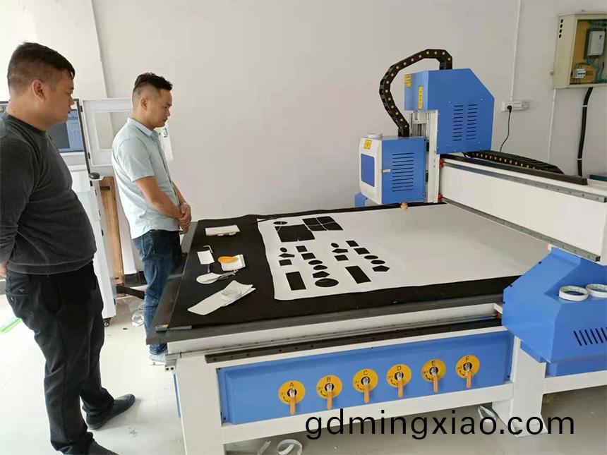 淛(zhe)江客戶採購(gou)1325振(zhen)動(dong)刀切割(ge)機(圖(tu)2)